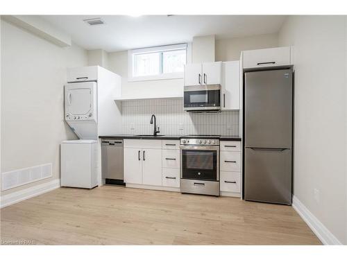 D-9 Munn Street, Hamilton, ON - Indoor Photo Showing Kitchen