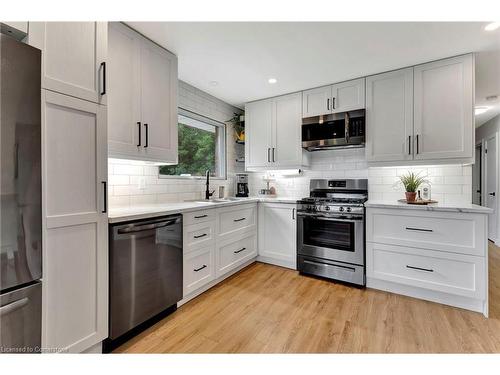 10 Taylor Crescent, Flamborough, ON - Indoor Photo Showing Kitchen With Upgraded Kitchen