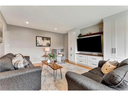 10 Taylor Crescent, Flamborough, ON - Indoor Photo Showing Living Room