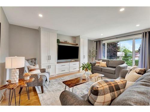 10 Taylor Crescent, Flamborough, ON - Indoor Photo Showing Living Room