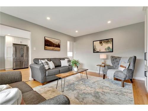 10 Taylor Crescent, Flamborough, ON - Indoor Photo Showing Living Room