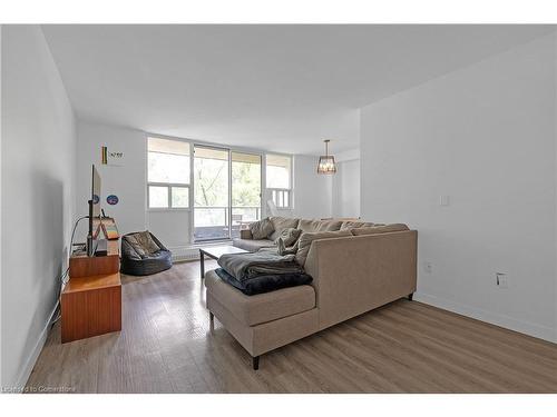 401-1964 Main Street W, Hamilton, ON - Indoor Photo Showing Living Room