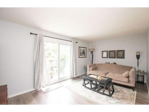 34-1420 Garth Street, Hamilton, ON - Indoor Photo Showing Living Room