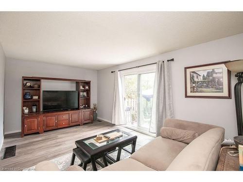 34-1420 Garth Street, Hamilton, ON - Indoor Photo Showing Living Room