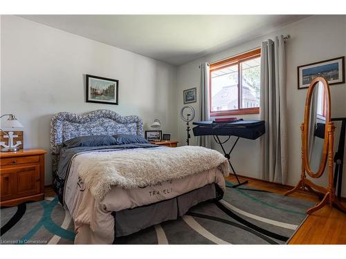 5347 Elm Street, Niagara Falls, ON - Indoor Photo Showing Bedroom