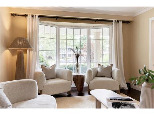 306 Oakwood Court, Burlington, ON - Indoor Photo Showing Living Room