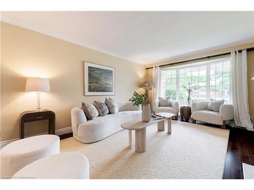 306 Oakwood Court, Burlington, ON - Indoor Photo Showing Living Room