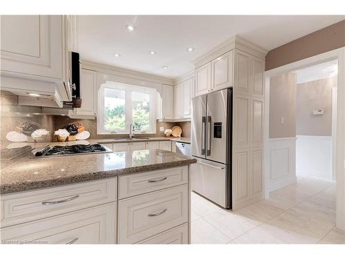 306 Oakwood Court, Burlington, ON - Indoor Photo Showing Kitchen