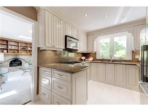 306 Oakwood Court, Burlington, ON - Indoor Photo Showing Kitchen