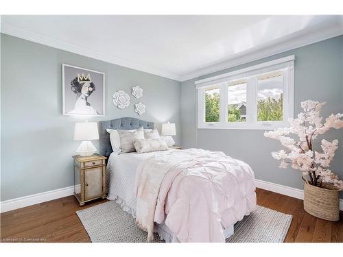 306 Oakwood Court, Burlington, ON - Indoor Photo Showing Bedroom