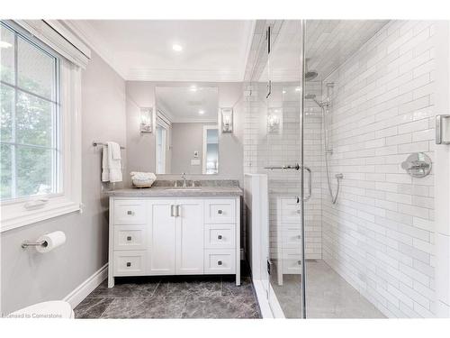 306 Oakwood Court, Burlington, ON - Indoor Photo Showing Bathroom