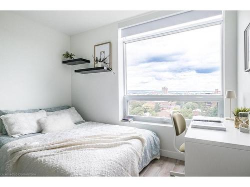 404-467 Charlton Avenue E, Hamilton, ON - Indoor Photo Showing Bedroom