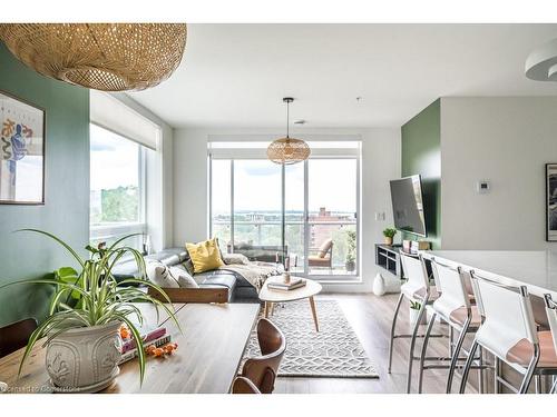 404-467 Charlton Avenue E, Hamilton, ON - Indoor Photo Showing Living Room