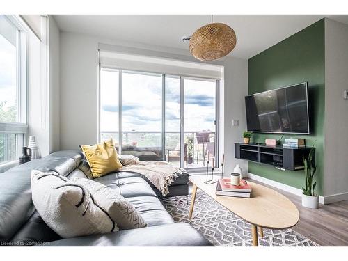 404-467 Charlton Avenue E, Hamilton, ON - Indoor Photo Showing Living Room