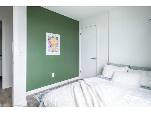 404-467 Charlton Avenue E, Hamilton, ON - Indoor Photo Showing Bedroom