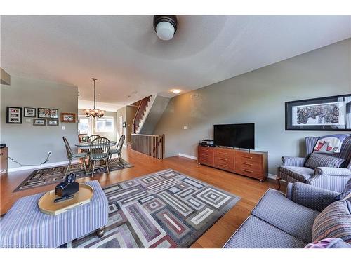 4-362 Plains Road E, Burlington, ON - Indoor Photo Showing Living Room