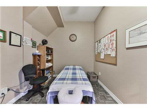 4-362 Plains Road E, Burlington, ON - Indoor Photo Showing Bedroom