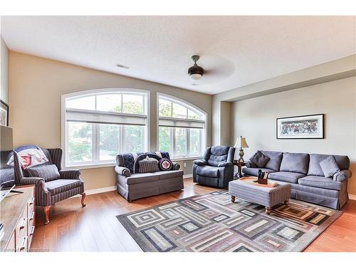 4-362 Plains Road E, Burlington, ON - Indoor Photo Showing Living Room