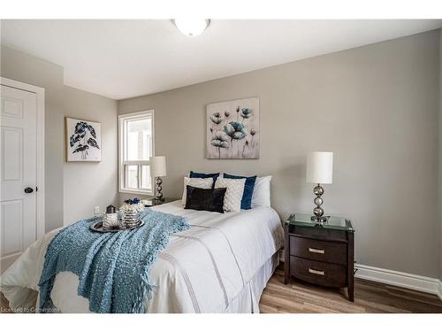 26 Cambridge Avenue, Hamilton, ON - Indoor Photo Showing Bedroom