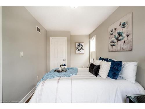 26 Cambridge Avenue, Hamilton, ON - Indoor Photo Showing Bedroom