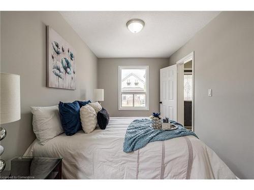 26 Cambridge Avenue, Hamilton, ON - Indoor Photo Showing Bedroom