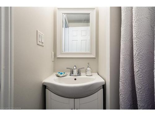 26 Cambridge Avenue, Hamilton, ON - Indoor Photo Showing Bathroom