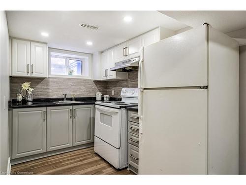 26 Cambridge Avenue, Hamilton, ON - Indoor Photo Showing Kitchen