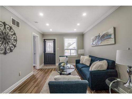 26 Cambridge Avenue, Hamilton, ON - Indoor Photo Showing Living Room