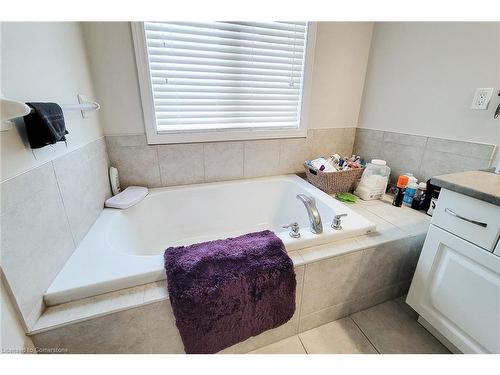 10-7 Lakelawn Road, Grimsby, ON - Indoor Photo Showing Bathroom