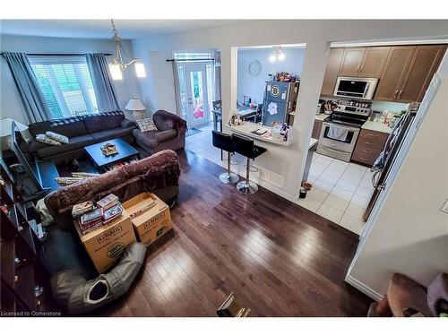 10-7 Lakelawn Road, Grimsby, ON - Indoor Photo Showing Living Room