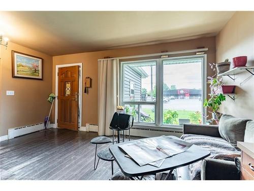 4710 Drummond Road, Niagara Falls, ON - Indoor Photo Showing Living Room