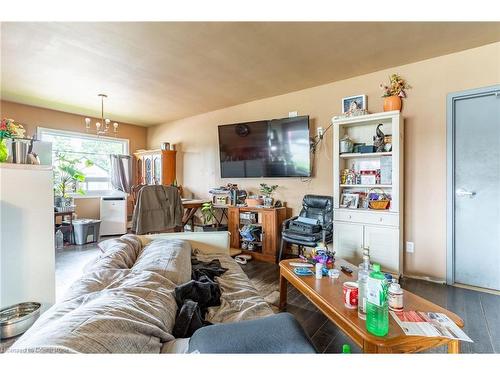 4710 Drummond Road, Niagara Falls, ON - Indoor Photo Showing Living Room