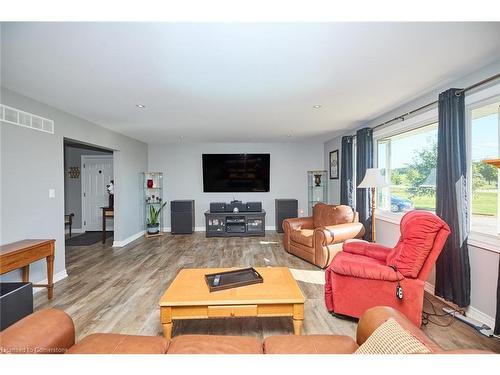 226 Woolverton Road, Grimsby, ON - Indoor Photo Showing Living Room