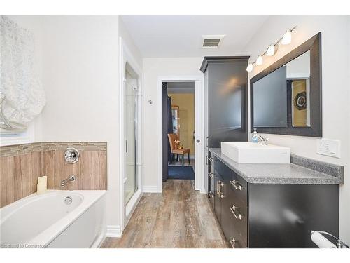 226 Woolverton Road, Grimsby, ON - Indoor Photo Showing Bathroom