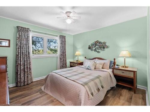 578 Millgrove Side Road, Waterdown, ON - Indoor Photo Showing Bedroom