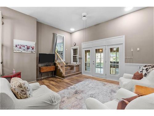 578 Millgrove Side Road, Waterdown, ON - Indoor Photo Showing Living Room