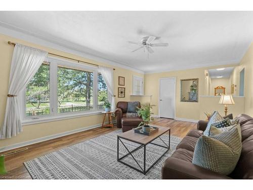 578 Millgrove Side Road, Waterdown, ON - Indoor Photo Showing Living Room