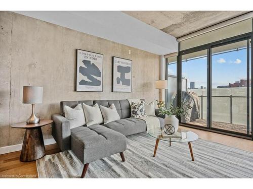 703-25 Stafford Street, Toronto, ON - Indoor Photo Showing Living Room