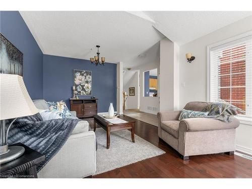 6-100 Beddoe Drive, Hamilton, ON - Indoor Photo Showing Living Room