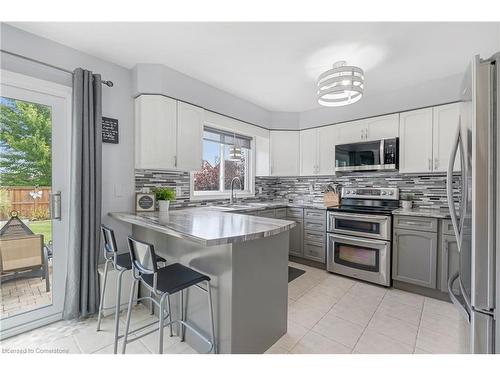 3 Dunrobin Drive, Caledonia, ON - Indoor Photo Showing Kitchen With Upgraded Kitchen