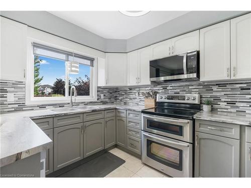 3 Dunrobin Drive, Caledonia, ON - Indoor Photo Showing Kitchen With Upgraded Kitchen