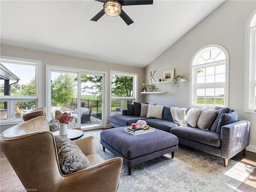 1414 Sandusk Road, Jarvis, ON - Indoor Photo Showing Living Room