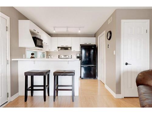 304-2040 Cleaver Avenue, Burlington, ON - Indoor Photo Showing Kitchen