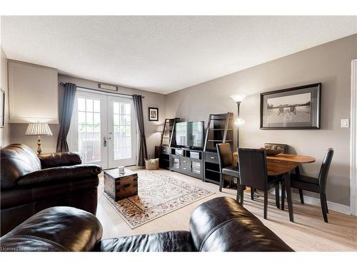 304-2040 Cleaver Avenue, Burlington, ON - Indoor Photo Showing Living Room