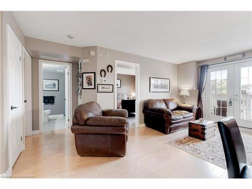 304-2040 Cleaver Avenue, Burlington, ON - Indoor Photo Showing Living Room