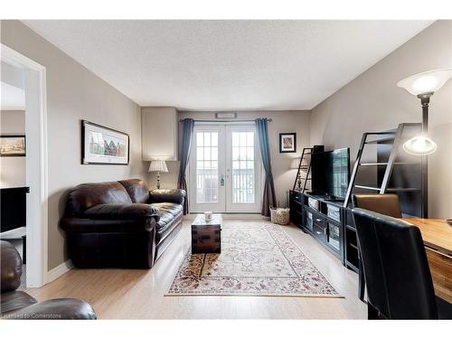 304-2040 Cleaver Avenue, Burlington, ON - Indoor Photo Showing Living Room