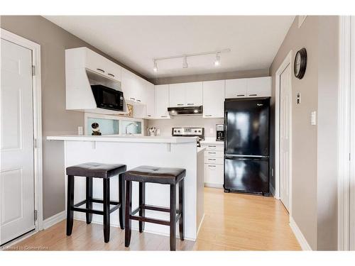 304-2040 Cleaver Avenue, Burlington, ON - Indoor Photo Showing Kitchen