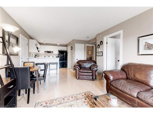 304-2040 Cleaver Avenue, Burlington, ON - Indoor Photo Showing Living Room