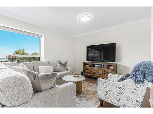 303-350 Concession Street, Hamilton, ON - Indoor Photo Showing Living Room