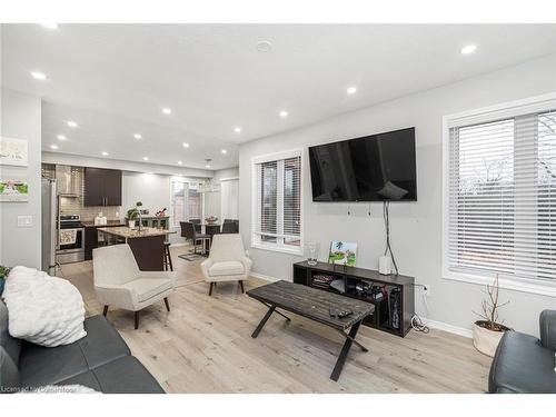 57 Larry Crescent, Caledonia, ON - Indoor Photo Showing Living Room